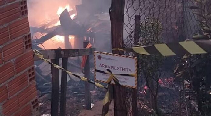 Mulher é achada morta carbonizada após casa ser destruída pelo fogo em SC