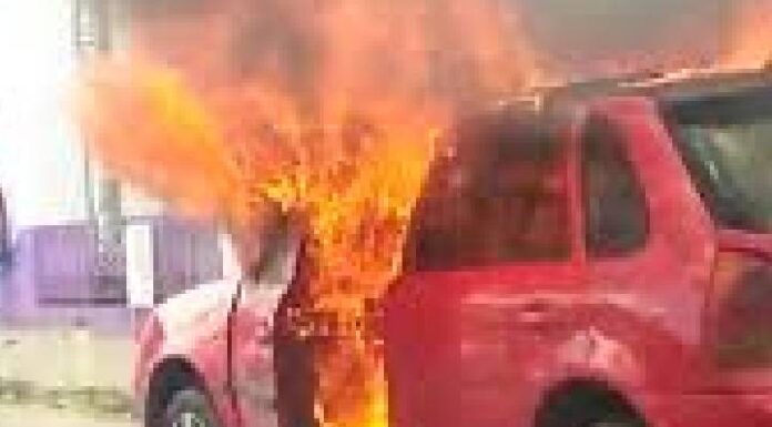 Briga entre vizinhas termina com carro em chamas e prisão