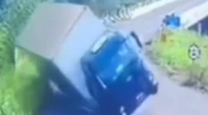 Caminhão com donativos para o RS tomba em SC