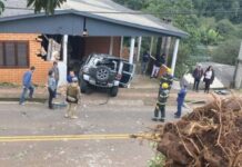 Carro “voa” em via de Herval do Oeste e atinge casa
