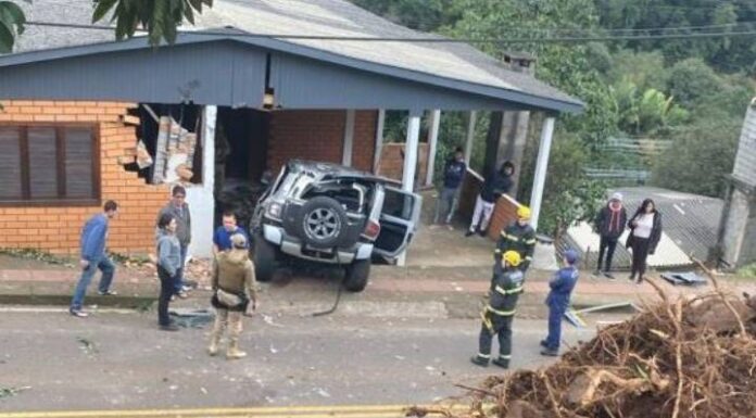 Carro “voa” em via de Herval do Oeste e atinge casa