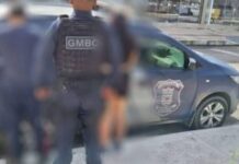 Vendedora atende casal de calcinha e seios à mostra em BC