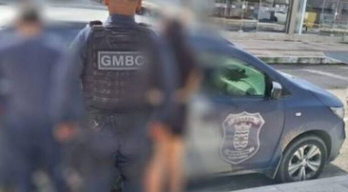 Vendedora atende casal de calcinha e seios à mostra em BC