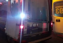 Homem é esfaqueado pelas costas durante briga em casa noturna