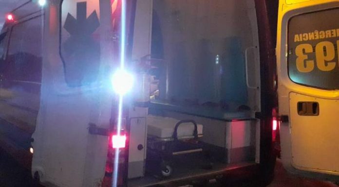Homem é esfaqueado pelas costas durante briga em casa noturna