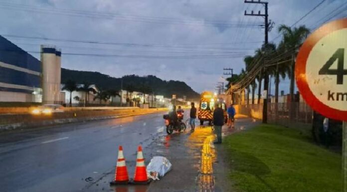 Pedestre morre atropelado por caminhão em Itajaí