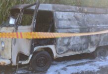 Kombi é consumida pelo fogo no Bairro Monte Alegre, em Camboriú