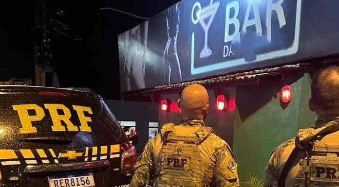 Menor de idade e homem acusado de roubo são flagrados em prostíbulo de Barra Velha
