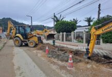 Obras do sistema de esgoto no bairro Gravatá e praia de São Miguel, em Penha, seguem em diferentes frentes de trabalho