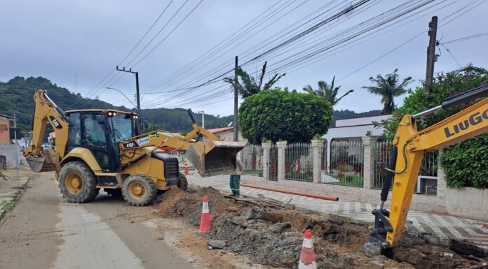 Obras do sistema de esgoto no bairro Gravatá e praia de São Miguel, em Penha, seguem em diferentes frentes de trabalho
