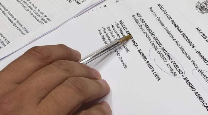 Aquiles assina decreto para Reurb em Armação e Santa Lídia