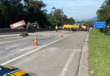 Acidente entre carro e carretas mata passageiro e interdita BR-376, em Guaratuba