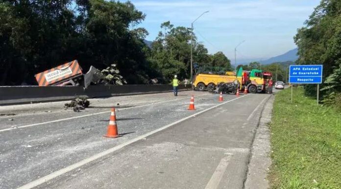 Acidente entre carro e carretas mata passageiro e interdita BR-376, em Guaratuba