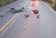 Motociclista morre após bater em carro e ser atropelado por caminhão em SC