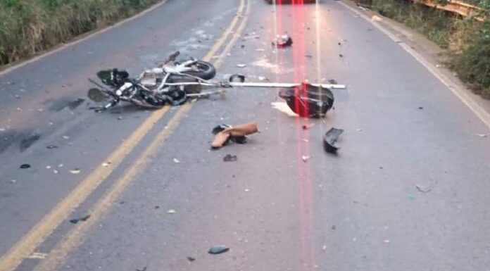 Motociclista morre após bater em carro e ser atropelado por caminhão em SC