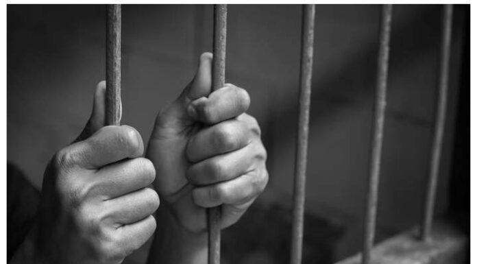 Homem é condenado a 104 anos de prisão por matar e queimar toda família