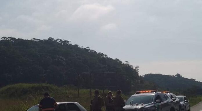 Três suspeitos de roubos na região são presos na Rodovia Paulo Stuart Wright em Penha