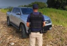 Toyota Hillyx é recuperada e ladrões presos no centro de Penha