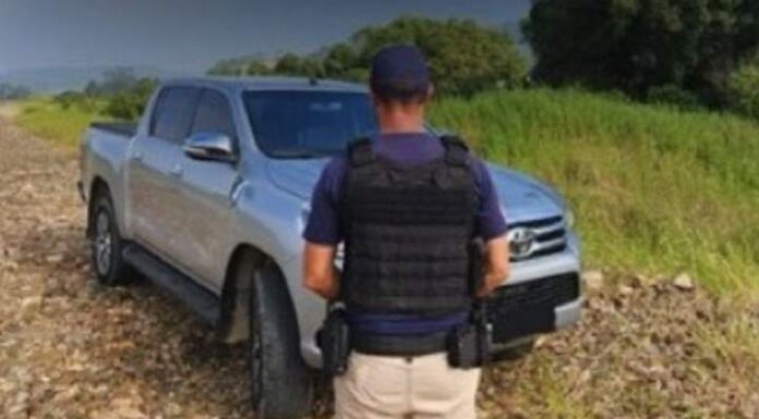 Toyota Hillyx é recuperada e ladrões presos no centro de Penha