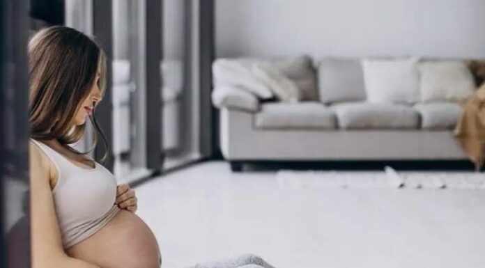 Homem comemora gravidez da esposa sem saber que filho não é dele