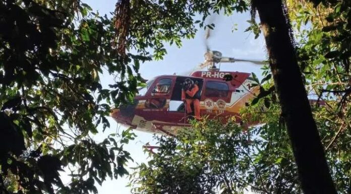 Dupla é resgatada por helicóptero em trilha no Morro do Baú em Ilhota