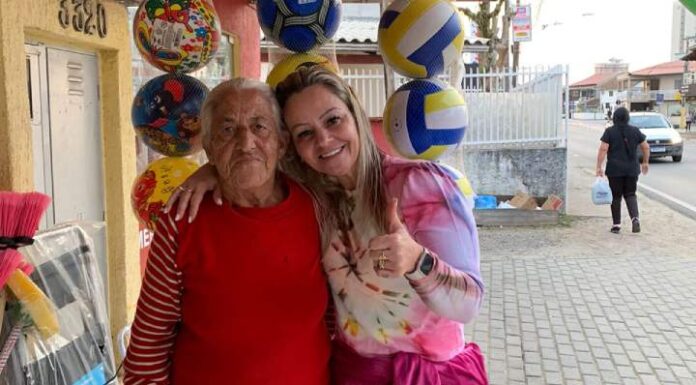 Pré-candidata a vereadora do PL de Penha, Nara Anacleto, se reúne com a comunidade