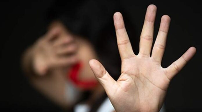 Homem agride mulher com socos e mordidas em Itajaí