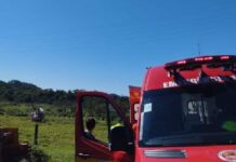 Homem cai de escada e quebra as duas pernas