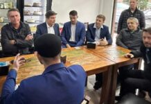 Bolsonaro visita bairros de Balneário Camboriú em ritmo de pré-campanha do filho 04