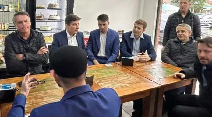 Bolsonaro visita bairros de Balneário Camboriú em ritmo de pré-campanha do filho 04