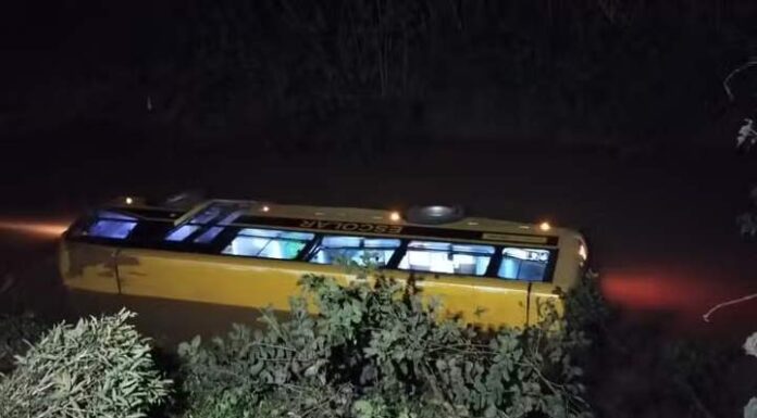 Micro-ônibus com crianças de escola cai em rio de SC e deixa feridos