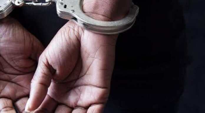 “Mãe” é presa por oferecer filha a idoso em troca de dinheiro e presentes