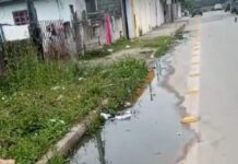 VIDEO Esgoto corre a céu aberto perto de escola do Mariscal em Penha
