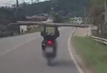 Inacreditável: motociclista é flagrado levando escora de madeira em SC