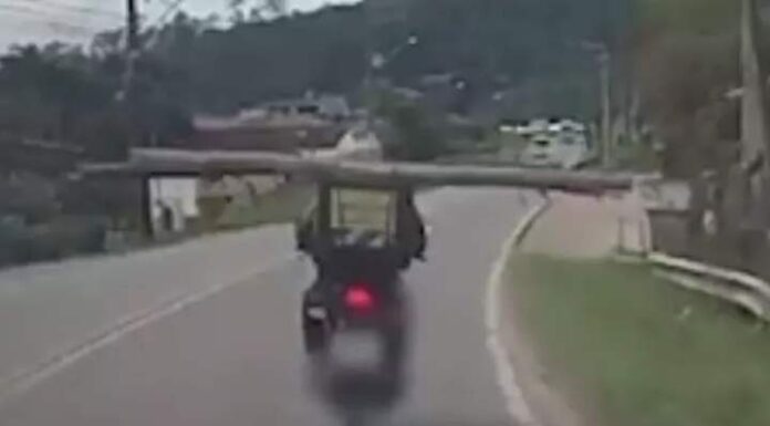 Inacreditável: motociclista é flagrado levando escora de madeira em SC