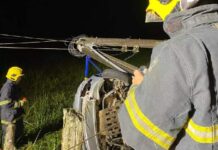 Carro bate contra poste e capota em Barra Velha