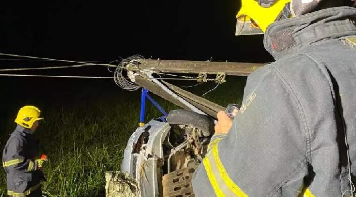 Carro bate contra poste e capota em Barra Velha