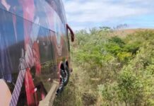 Ônibus de Cesar Menotti e Fabiano se envolve em acidente