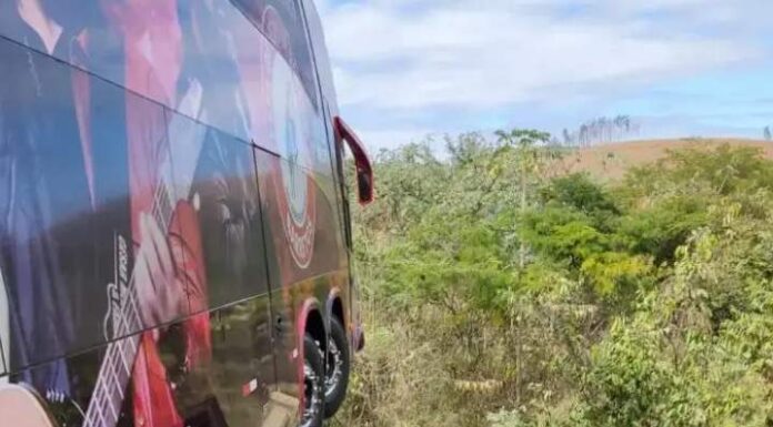 Ônibus de Cesar Menotti e Fabiano se envolve em acidente