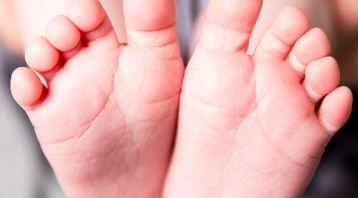 Bebê de três meses morre esmagado pela mãe enquanto dormia