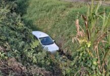 Automóvel sai da pista e cai dentro da vala de drenagem em Penha