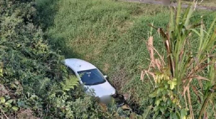 Automóvel sai da pista e cai dentro da vala de drenagem em Penha