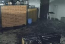 Homem improvisa lamparina e bota fogo na casa em Barra Velha