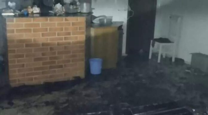 Homem improvisa lamparina e bota fogo na casa em Barra Velha