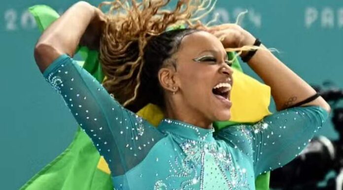Rebeca Andrade é ouro no solo em Paris e se consagra como maior atleta olímpica brasileira