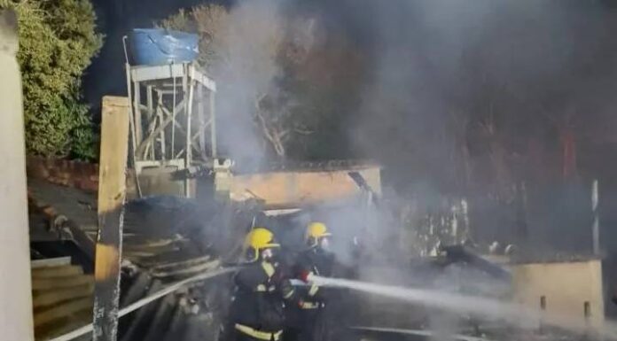 Fogo destrói residência no Centro de Penha