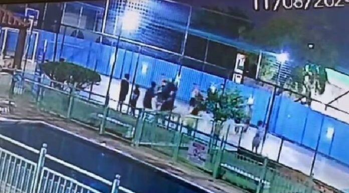 Adolescente puxa pênis de menino e leva voadora de padrasto da criança