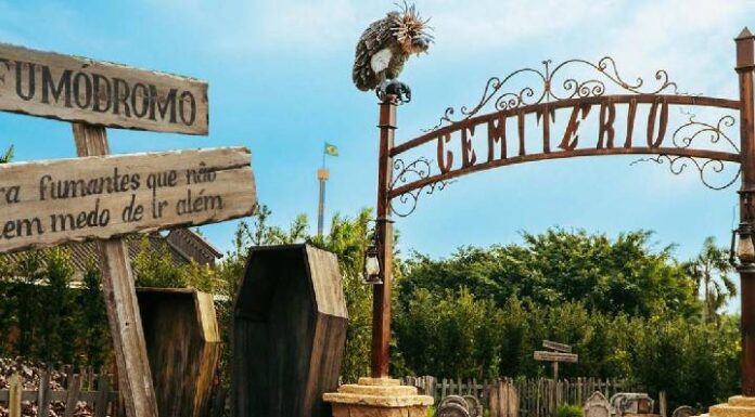Beto Carrero inaugura área de fumantes com temática de cemitério