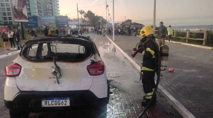 Carro de aplicativo pega fogo na orla da Brava