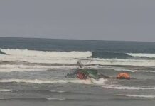 Embarcação com 8 tripulantes naufraga e 1 desaparece no mar de SC